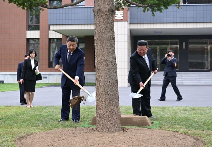 [서울=뉴시스]북한을 국빈 방문 중인 시진핑 중국 국가주석이 방북 이틀째인 9일 중조우의탑을 참배하고 조선노동당 중앙간부학교를 방문하는 등 북중 전통 우호관계를 부각하는 일정을 소화했다. 이날 시 주석과 김정은 위원장이 평양 노동동 중앙간부 학교에서 나무를 심는 모습. <사진출처: 위챗> 2026.06.09 