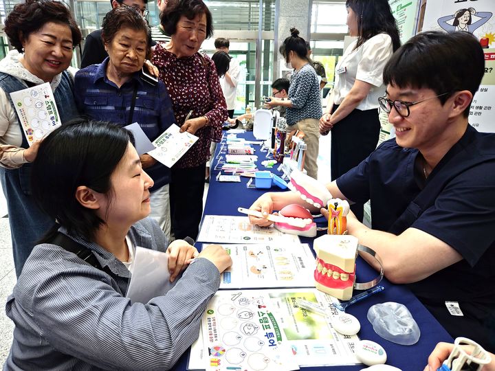 [원주=뉴시스] 36사단 치과 군의관이 구강보건의 날 행사에서 지역주민에게 구강건강 관리법을 설명하고 있다. (사진=육군 제36보병사단 제공) 2026.06.09. photo@newsis.com *재판매 및 DB 금지