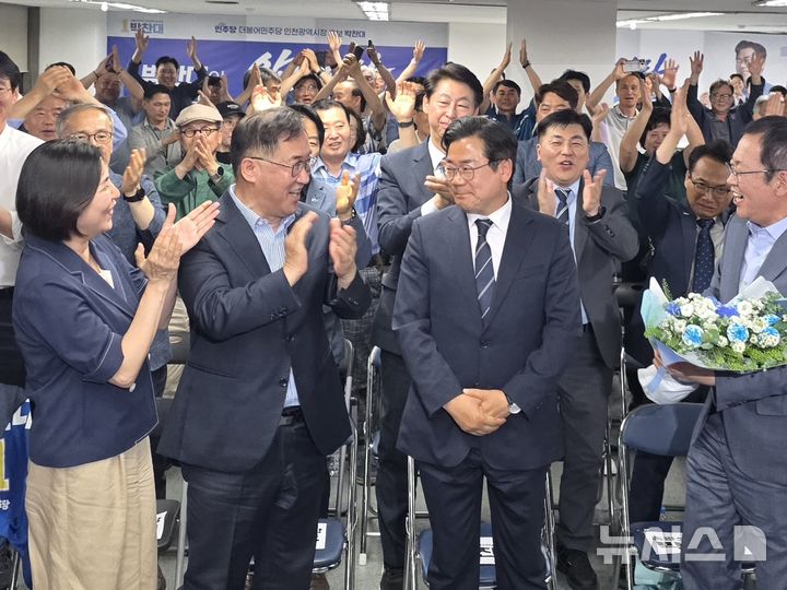 [인천=뉴시스] 전예준 기자 = 박찬대(오른쪽) 더불어민주당 인천시장 후보자가 4일 인천 미추홀구 선거캠프에서 6·3지방선거 당선이 유력해지자 맹성규(왼쪽) 민주당 의원 등과 기쁨을 나누고 있다. 2026.06.09. kok@newsis.com 