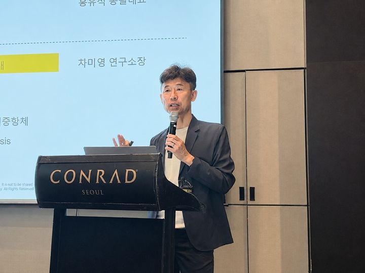 [서울=뉴시스] 지놈앤컴퍼니 홍유석 총괄대표이사가 9일 여의도 콘래드호텔에서 개최한 기자간담회에서 발표하고 있다. (사진=지놈앤컴퍼니 제공) 2026.6.9. photo@newsis.com *재판매 및 DB 금지
