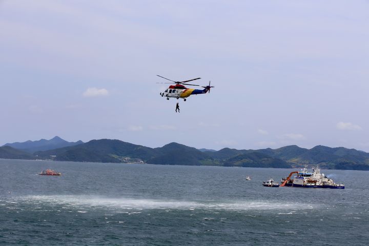 [부산=뉴시스] 9일 남해지방해양경찰청은 진해만 저도 인근 해상에서 항공기 해상 불시착 대응 훈련을 진행하고 있다. (사진=남해해경청 제공) 2026.06.09. photo@newsis.com *재판매 및 DB 금지