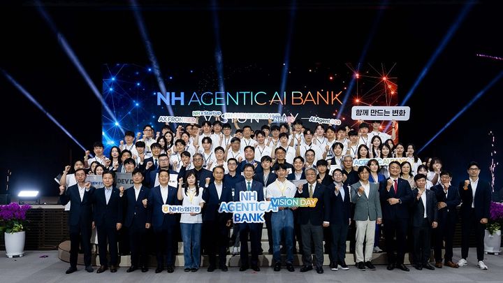 9일 서울 중구 농협은행 본사에서 열린 '에이전틱 AI 뱅크' 비전 선포식에 강태영 은행장(맨 앞줄 가운데)과 임직원들이 참석해 기념촬영을 하고 있다. (사진=농협은행 제공) *재판매 및 DB 금지