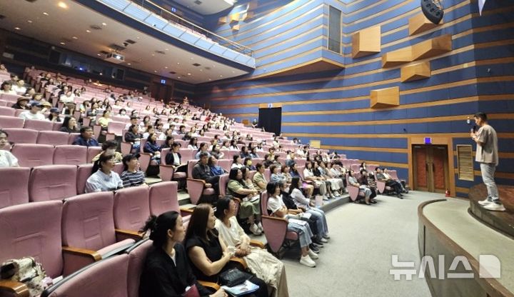 [포항=뉴시스] = 가수 션 초청 출생·돌봄 토크콘서트. 2026.06.09. photo@newsis.com