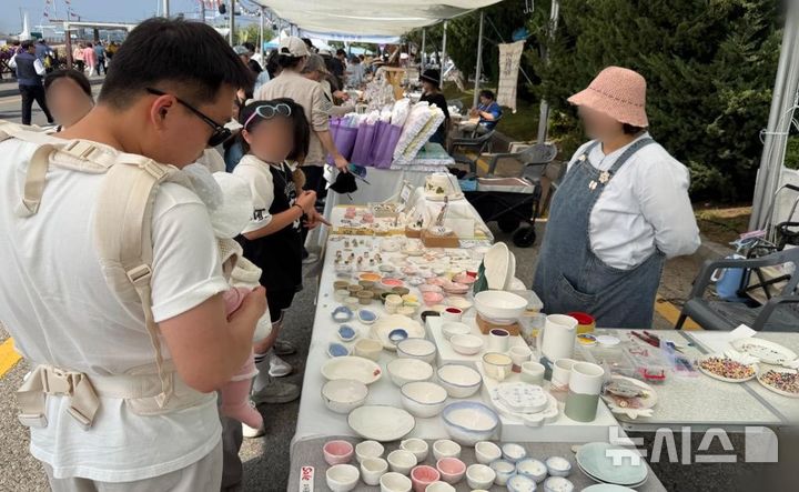[고양=뉴시스]한국도로공사 수도권본부가 개최한 '상생 플리마켓' 행사.(사진=한국도로공사 수도권본부 제공)photo@newsis.com