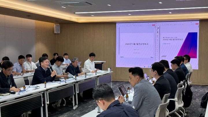 [서울=뉴시스] 한국철도공사(코레일)은 9일 오후 대전 본사에서 에스알(SR)과 ‘EMU-320 고속차량 통합과 관련해 월간 공정회의’를 개최하고 차량 제작 및 도입 현황을 논의하고 있다. 2026.06.09. (사진=코레일 제공) photo@newsis.com *재판매 및 DB 금지