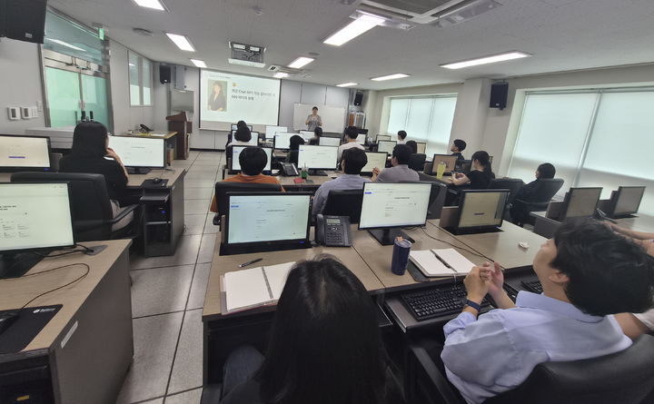 [통영=뉴시스] 신정철 기자= 경남 통영시는 9일, 인공지능 전환 시대에 발맞춰 '통영시 AI 업무비서'를 도입하고 전 직원을 대상으로 활용 교육을 실시했다.(사진=통영시 제공).2026.06.09. photo@newsis.com *재판매 및 DB 금지
