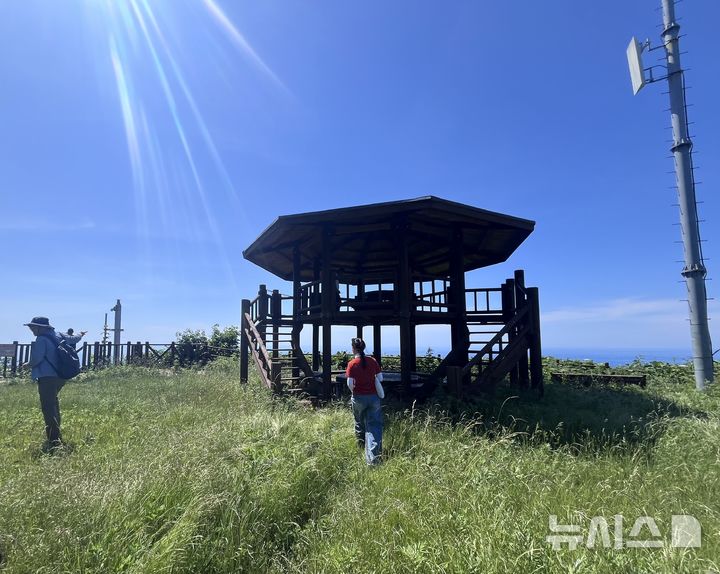 [울릉=뉴시스]이현주 기자 = 울릉군 북면 석포 마을에 있는 전망대. 러일전쟁 시기 일본 해군은 이곳에 망루를 세워 러시아군함 동향을 관측했는데 현재 그 흔적 일부가 남아있다. 2026.06.09. lovelypsyche@newsis.com