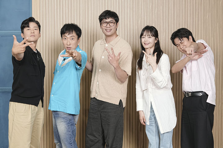 [서울=뉴시스] 9일 온라인으로 진행된 MBC 에브리원 예능 프로그램 '위대한 가이드3' 제작발표회에서 박명수, 김대호, 최다니엘, 이무진, 전소민이 포즈를 취하고 있다. (사진=MBC 제공) 2026.06.09. photo@newsis.com *재판매 및 DB 금지