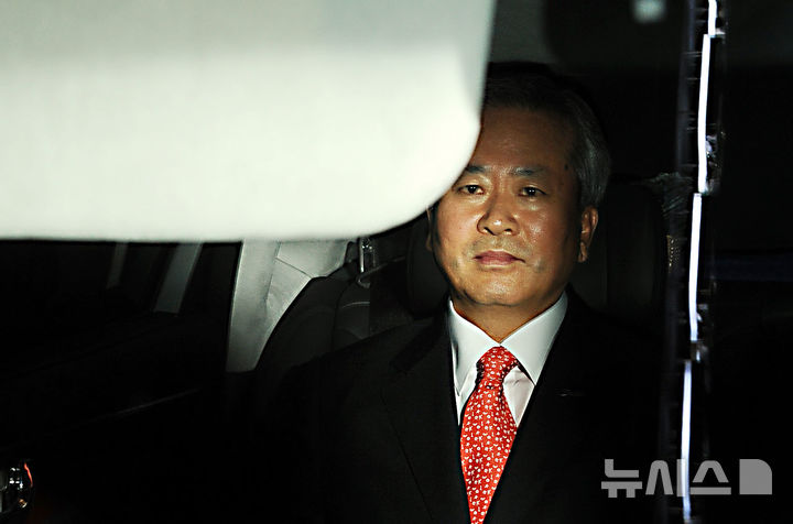 [서울=뉴시스] 신한금융지주 측이 이명박 전 대통령의 당선 축하금으로 3억원을 건넸다는 '남산 3억원' 의혹 사건과 관련한 위증 혐의를 받은 신상훈 전 신한금융지주 사장에게 징역형 집행유예가 확정됐다. 사진은 직무정지 결정 후인 2010년 9월 14일 신한은행 본점에서 이사회를 마치고 귀가하는 신 전 사장. (사진=뉴시스DB). 2026.06.10. photo@newsis.com