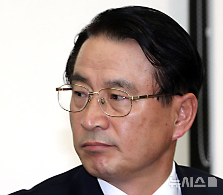 [서울=뉴시스] 신한금융지주 측이 이명박 전 대통령의 당선 축하금으로 3억원을 건넸다는 '남산 3억원' 의혹 사건과 관련한 위증 혐의를 받은 이백순 전 신한은행장에게 징역형 집행유예가 확정됐다. 사진은 이 전 행장. (사진=뉴시스DB). 2026.06.10. photo@newsis.com