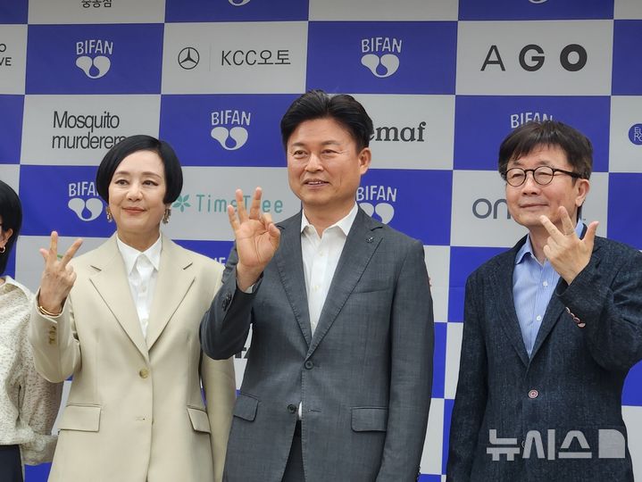 [부천=뉴시스] 김지현 기자 = 부천국제판타스틱영화제 조직위원회가 9일 경기 부천시청 소통마당에서 기자회견을 열고 기념촬영을 하고 있다. 장미희(왼쪽부터) 부천국제판타스틱영화제 조직위원장, 조용익 부천시장, 신철 부천국제판타스틱영화제 집행위원장. 2026.06.09. kjh@newsis.com 