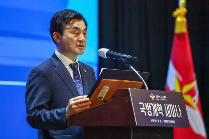 [서울=뉴시스] 안규백 국방부장관이 9일 오후 전쟁기념관에서 개최된 국방개혁 세미나에서 개회사를 하고 있다. (사진=국방부 제공) 2026.06.09. photo@newsis.com *재판매 및 DB 금지