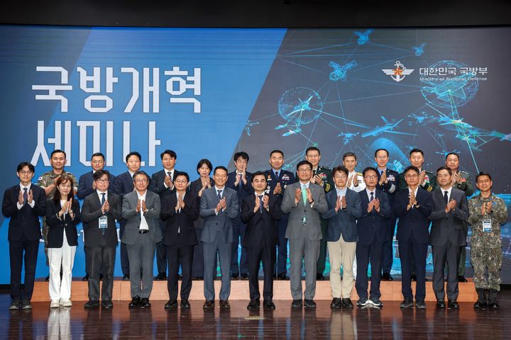 [서울=뉴시스] 9일 오후 전쟁기념관에서 개최된 국방개혁 세미나에서 안규백 국방부장관을 비롯한 주요 참석자들이 기념사진을 촬영하고 있다. (사진=국방부 제공) 2026.06.09. photo@newsis.com *재판매 및 DB 금지