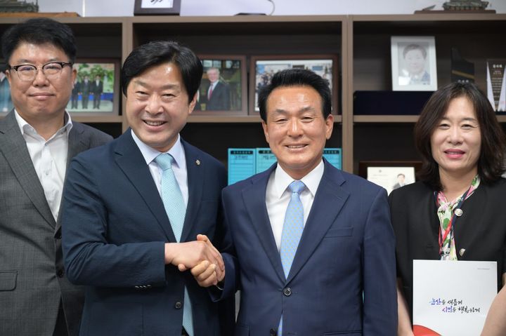 [대전=뉴시스] 황명선(왼쪽 두번째) 더불어민주당 국회의원과 백성현(오른쪽 두번째) 논산시장이 9일 오후 국회 황 의원실에서 회동을 가진 뒤 사진을 찍고 있다. (사진= 황명선 의원실 제공) photo@newsis.com *재판매 및 DB 금지