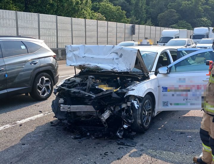제2경인고속도로 문학IC 인근서 3중 추돌 사고를 낸 차량. (사진=인천소방본부 제공) 2026.06.09. photo@newsis.com *재판매 및 DB 금지