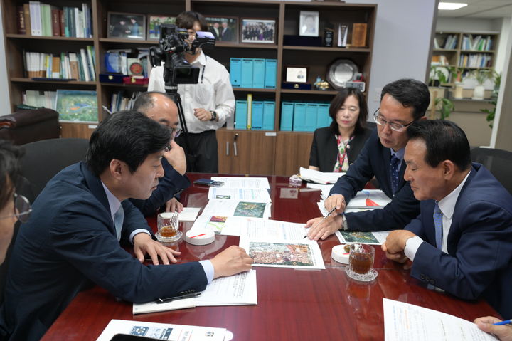 [논산=뉴시스]백성현 논산시장이 9일 황명선 국회의원실을 방문해 지역 현안을 설명하고 있다. (사진=논산시 제공) 2026. 06. 09 photo@newsis.com *재판매 및 DB 금지