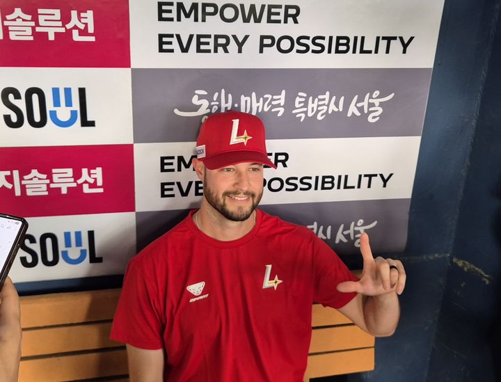 [서울=뉴시스] 문채현 기자 = 프로야구 SSG 랜더스의 외국인 투수 토마스 해치가 9일 서울 잠실구장에서 열린 2026 신한 쏠 KBO리그 LG 트윈스와의 경기를 앞두고 취재진과 인터뷰를 하고 있다. 2026.06.09. dal@newsis.com *재판매 및 DB 금지