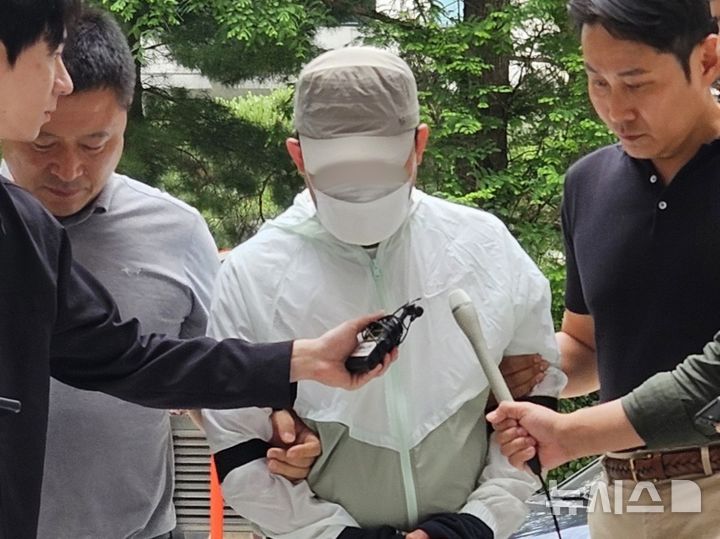 [인천=뉴시스] 이루비 기자 = 인천의 한 슈퍼마켓에서 업주를 살해하고 현금을 훔쳐 도주한 혐의로 구속영장이 청구된 40대 중국동포가 9일 오후 인천 미추홀구 인천지법에서 열린 구속 전 피의자 심문(영장실질심사)에 출석하고 있다. 2026.06.09. ruby@newsis.com
