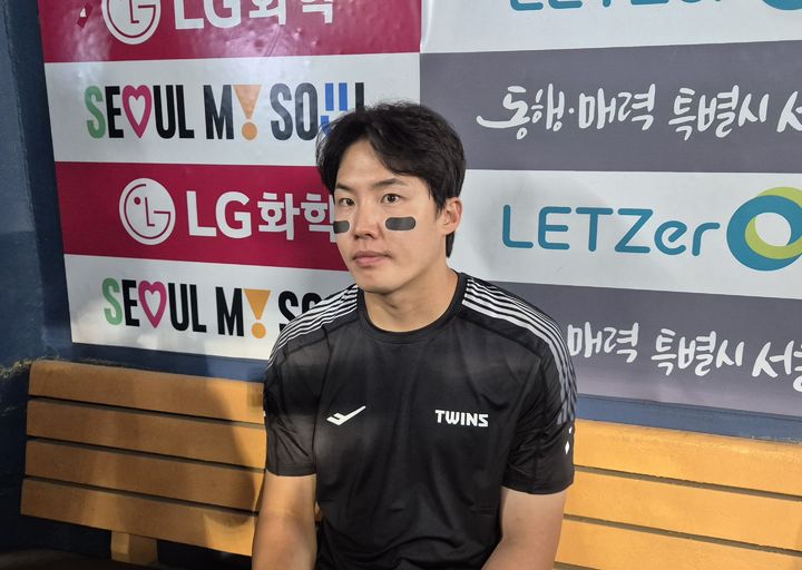 [서울=뉴시스] 문채현 기자 = 프로야구 LG 트윈스의 임찬규가 9일 서울 잠실구장에서 열린 2026 신한 쏠 KBO리그 SSG 랜더스와의 홈 경기에서 승리한 뒤 취재진과 인터뷰를 하고 있다 2026.06.09. dal@newsis.com *재판매 및 DB 금지