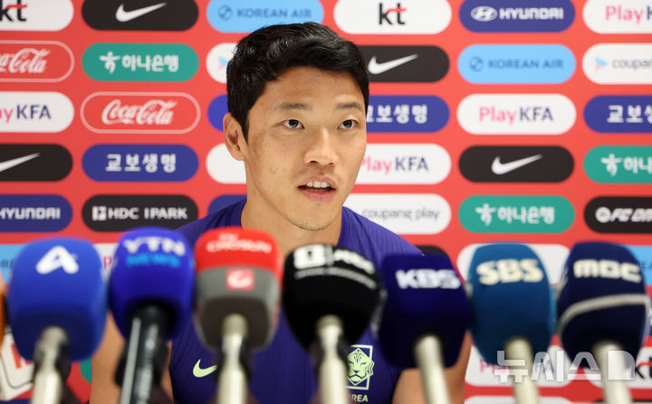 [사포판(멕시코)=뉴시스] 전신 기자 = 축구 국가대표팀 황희찬이 8일(현지 시간) 멕시코 과달라하라 인근 사포판에 위치한 치바스 바예 베르데에서 훈련 전 인터뷰를 하고 있다. 2026.06.09. photo1006@newsis.com
