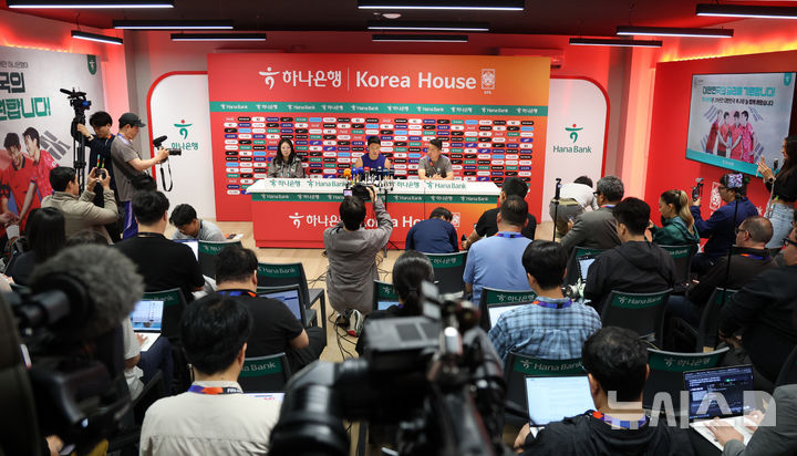 [사포판(멕시코)=뉴시스] 전신 기자 = 축구 국가대표팀 황희찬이 8일(현지 시간) 멕시코 과달라하라 인근 사포판에 위치한 치바스 바예 베르데에서 훈련 전 인터뷰를 하고 있다. 2026.06.09. photo1006@newsis.com
