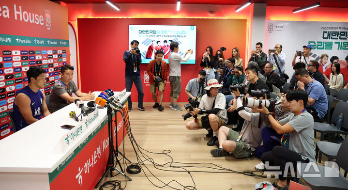 [사포판(멕시코)=뉴시스] 전신 기자 = 축구 국가대표팀 황희찬이 8일(현지 시간) 멕시코 과달라하라 인근 사포판에 위치한 치바스 바예 베르데에서 훈련 전 인터뷰를 하고 있다. 2026.06.09. photo1006@newsis.com