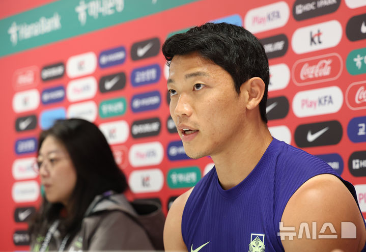 [사포판(멕시코)=뉴시스] 전신 기자 = 축구 국가대표팀 황희찬이 8일(현지 시간) 멕시코 과달라하라 인근 사포판에 위치한 치바스 바예 베르데에서 훈련 전 인터뷰를 하고 있다. 2026.06.09. photo1006@newsis.com