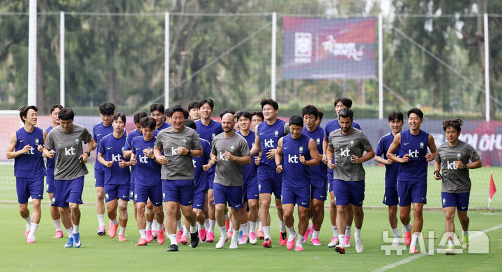[사포판(멕시코)=뉴시스] 전신 기자 = 축구 국가대표팀 선수들이 8일(현지 시간) 멕시코 과달라하라 인근 사포판에 위치한 치바스 바예 베르데에서 훈련을 하고 있다. 2026.06.09. photo1006@newsis.com