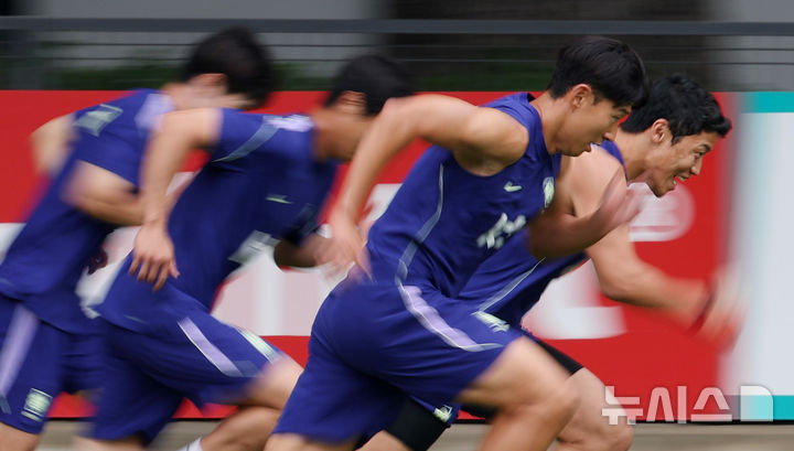 [사포판(멕시코)=뉴시스] 전신 기자 = 축구 국가대표팀 손흥민, 황희찬이 8일(현지 시간) 멕시코 과달라하라 인근 사포판에 위치한 치바스 바예 베르데에서 훈련을 하고 있다. 2026.06.09. photo1006@newsis.com