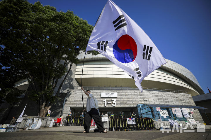 [서울=뉴시스] 정병혁 기자 = 제9회 전국동시지방선거 투표용지 부족 사태에 항의하며 개표소 봉쇄 시위를 이어가는 시민들이 9일 서울 송파구 올림픽공원 핸드볼경기장에 설치된 개표소 앞에서 재선거를 촉구하며 태극기를 흔들고 있다. 2026.06.09. jhope@newsis.com