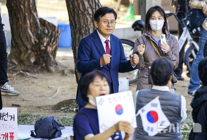 [서울=뉴시스] 정병혁 기자 = 제9회 전국동시지방선거 투표용지 부족 사태에 항의하며 개표소 봉쇄 시위를 이어가고 있는 가운데 황교안 자유와혁신 대표가 9일 서울 송파구 올림픽공원 핸드볼경기장에 설치된 개표소 앞에서 구호를 외치고 있다. 2026.06.09. jhope@newsis.com