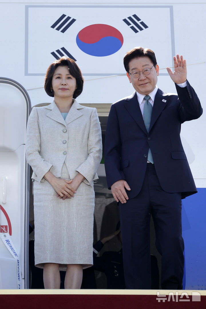 [성남=뉴시스] 최동준 기자 = G7 정상회의 참석 계기 유럽을 방문하는 이재명 대통령과 김혜경 여사가 9일 경기 성남공항에서 공군 1호기에 올라 인사하고 있다. 2026.06.09. photocdj@newsis.com