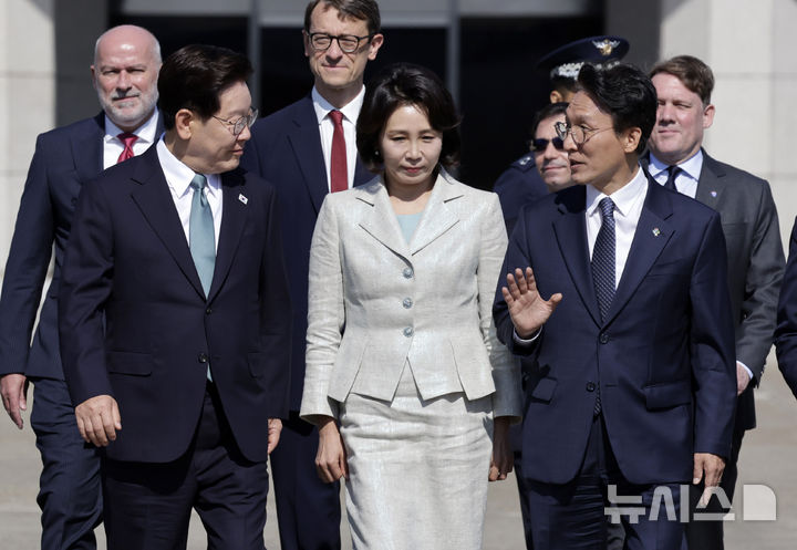[성남=뉴시스] 최동준 기자 = G7 정상회의 참석 계기 유럽을 방문하는 이재명 대통령과 김혜경 여사가 9일 경기 성남공항에서 공군 1호기로 향하며 김민석 국무총리와 대화하고 있다. 2026.06.09. photocdj@newsis.com