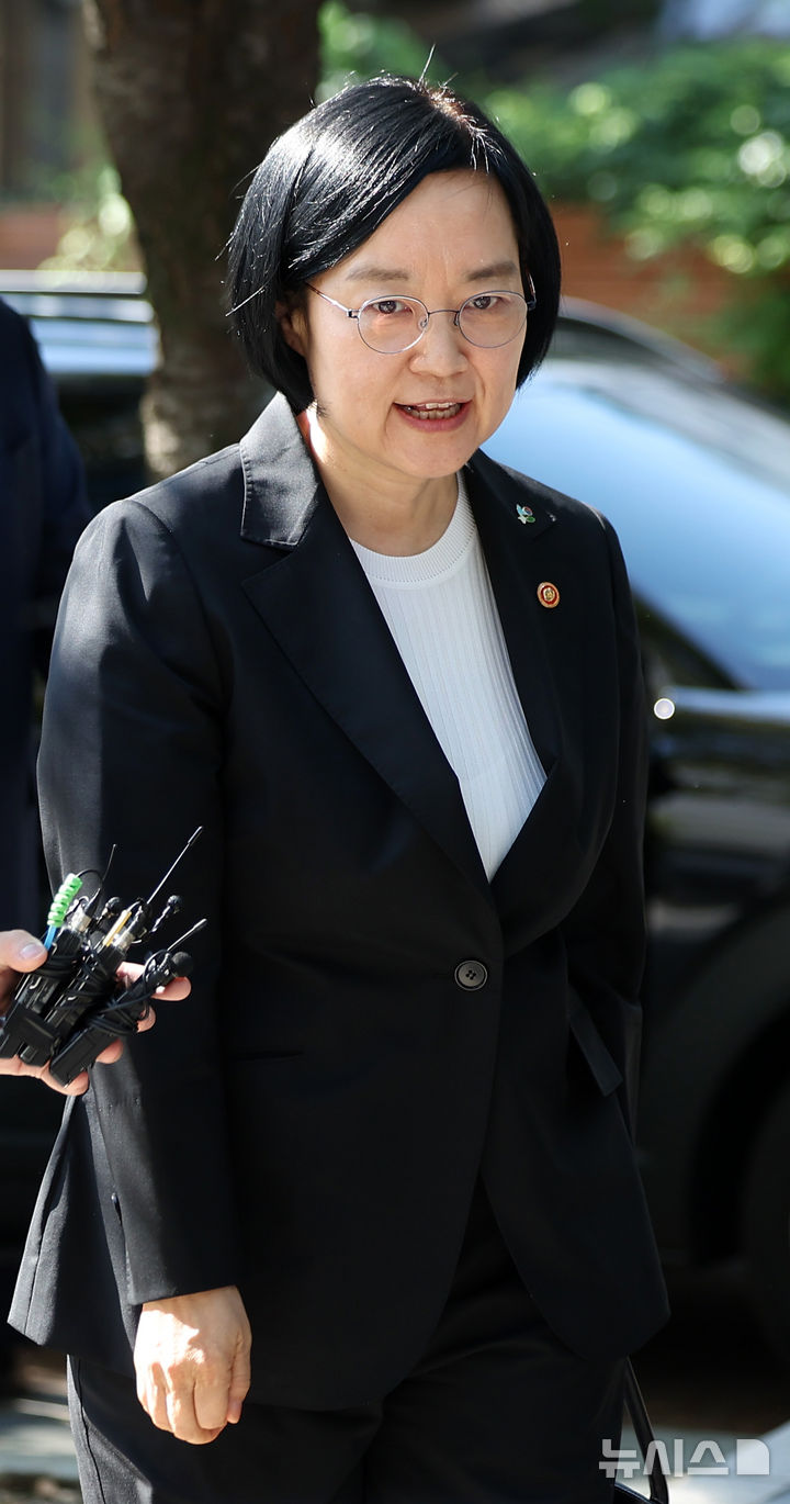 [서울=뉴시스] 김선웅 기자 = 한성숙 국무총리 후보자가 9일 서울 종로구 금융감독원 연수원에 마련된 인사청문회 준비사무실로 출근하고 있다. 2026.06.09. mangusta@newsis.com