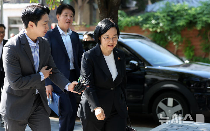 [서울=뉴시스] 김선웅 기자 = 한성숙 국무총리 후보자가 9일 서울 종로구 금융감독원 연수원에 마련된 인사청문회 준비사무실로 출근하고 있다. 2026.06.09. mangusta@newsis.com