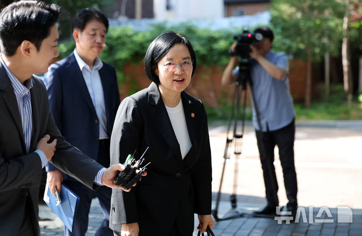 [서울=뉴시스] 김선웅 기자 = 한성숙 국무총리 후보자가 9일 서울 종로구 금융감독원 연수원에 마련된 인사청문회 준비사무실로 출근하고 있다. 2026.06.09. mangusta@newsis.com