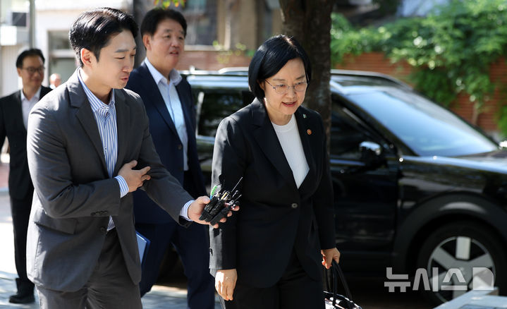 [서울=뉴시스] 김선웅 기자 = 한성숙 국무총리 후보자가 9일 서울 종로구 금융감독원 연수원에 마련된 인사청문회 준비사무실로 출근하고 있다. 2026.06.09. mangusta@newsis.com