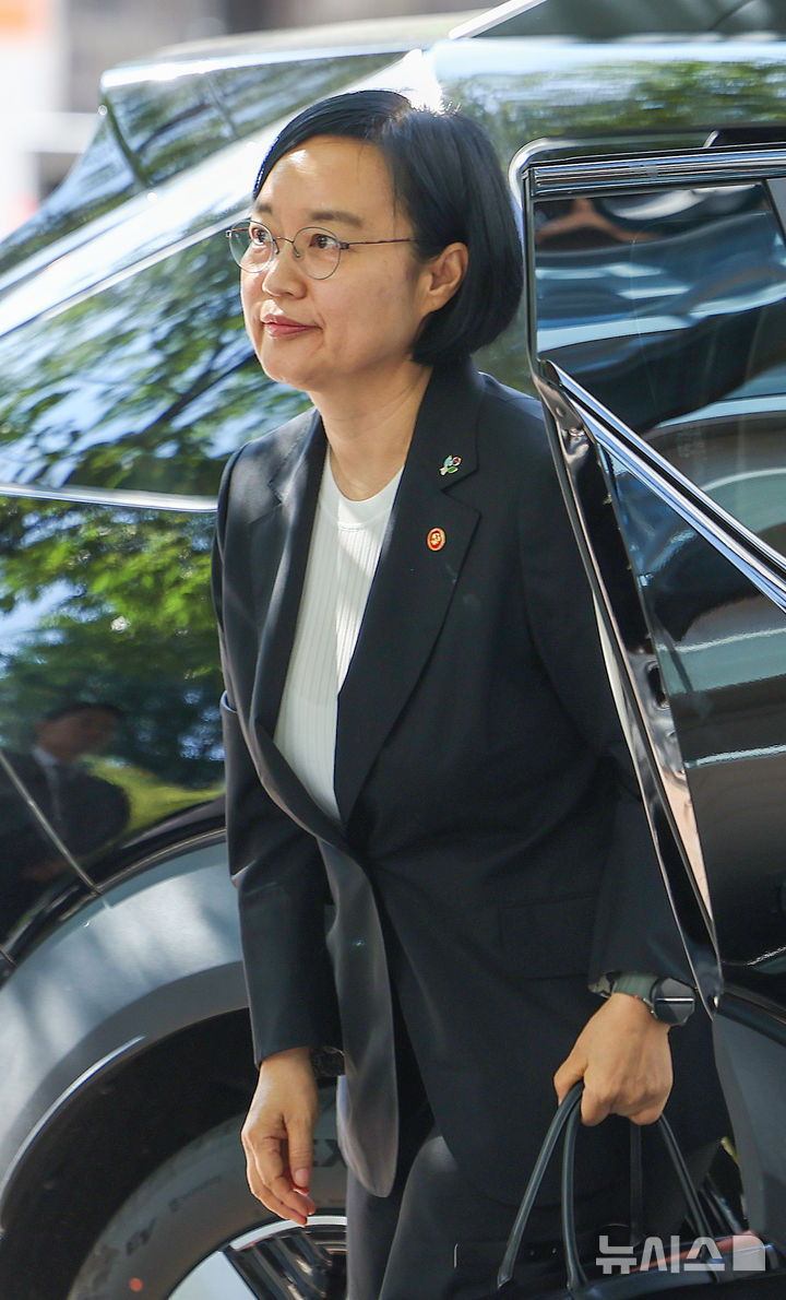 [서울=뉴시스] 김선웅 기자 = 한성숙 국무총리 후보자가 9일 서울 종로구 금융감독원 연수원에 마련된 인사청문회 준비사무실로 출근하고 있다. 2026.06.09. mangusta@newsis.com