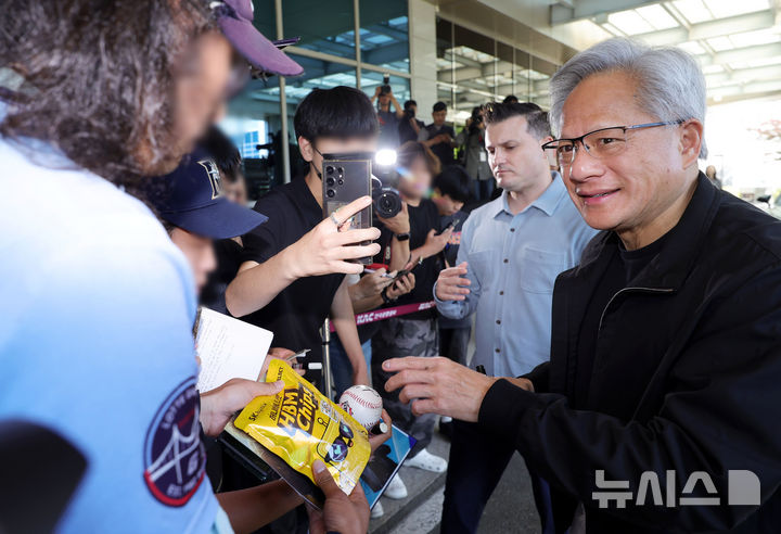 [서울=뉴시스] 홍효식 기자 = 젠슨 황 엔비디아 최고경영자(CEO)가 4박 5일간의 방한을 마치고 9일 오전 서울 강서구 김포비즈니스항공센터를 통해 출국하기 앞서 팬들에게 사인해 주고 있다. 2026.06.09. yesphoto@newsis.com