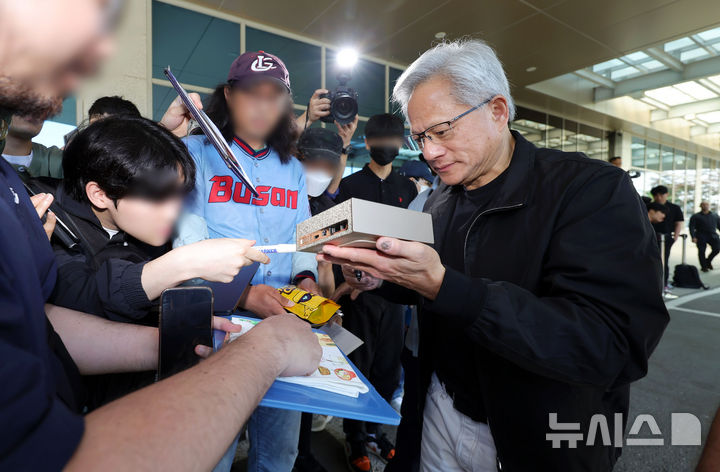 [서울=뉴시스] 홍효식 기자 = 젠슨 황 엔비디아 최고경영자(CEO)가 4박 5일간의 방한을 마치고 9일 오전 서울 강서구 김포비즈니스항공센터를 통해 출국하기 앞서 팬들에게 사인해 주고 있다. 2026.06.09. yesphoto@newsis.com