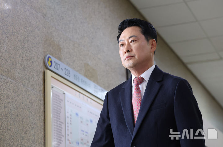 [서울=뉴시스] 김근수 기자 = 장동혁 국민의힘 대표가 9일 오전 서울 여의도 국회에서 기자회견을 하기 위해 대회의실로 이동하고 있다. 2026.06.09. ks@newsis.com