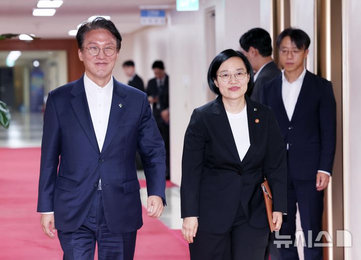 [서울=뉴시스] 조수정 기자 = 김민석 국무총리와 한성숙 국무총리 후보자가 9일 오전 서울 종로구 정부서울청사에서 열린 국무회의 겸 비상경제본부회의에 참석하고 있다. 2026.06.09. chocrystal@newsis.com