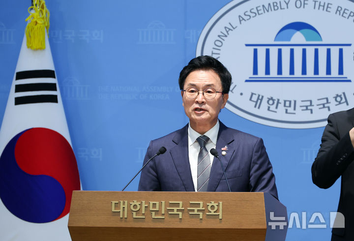 [서울=뉴시스] 최진석 기자 = 정진욱 더불어민주당 의원이 9일 여의도 국회 소통관에서 선관위 개혁 관련 기자회견을 하고 있다. 2026.06.09. myjs@newsis.com