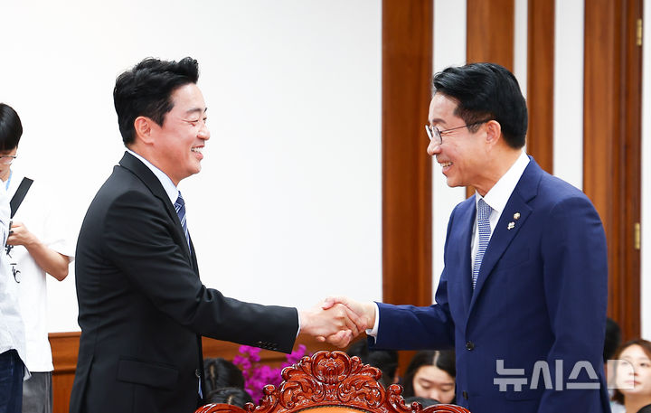 [서울=뉴시스] 김근수 기자 = 조정식 국회의장이 9일 오전 서울 여의도 국회에서 강훈식 비서실장과 인사를 나누고 있다. 2026.06.09. ks@newsis.com