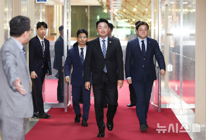 [서울=뉴시스] 김근수 기자 = 강훈식(가운데) 비서실장과 홍익표 정무수석이 9일 오전 서울 여의도 국회에서 조정식 국회의장에게 이재명 대통령의 축하 난을 전달하기 위해 의장실로 들어가고 있다. 2026.06.09. ks@newsis.com
