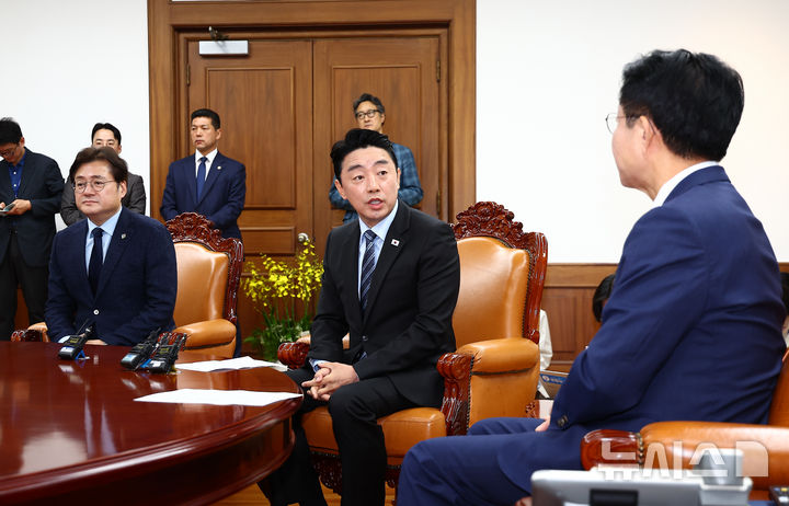 [서울=뉴시스] 김근수 기자 = 강훈식(가운데) 비서실장이 9일 오전 서울 여의도 국회에서 조정식 국회의장에게 이재명 대통령의 축하 난을 전달하고 이야기를 나누고 있다.왼쪽부터 홍익표 정무수석, 강 비서실장, 조정식 국회의장. 2026.06.09. ks@newsis.com