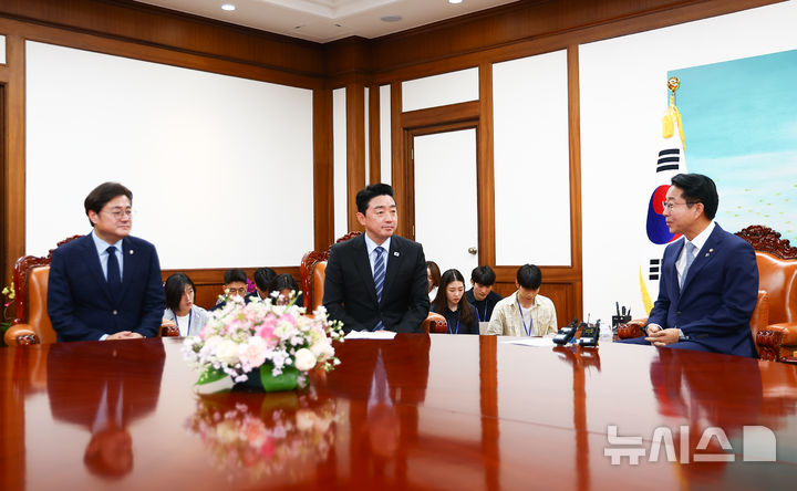 [서울=뉴시스] 김근수 기자 = 조정식(오른쪽) 국회의장이 9일 오전 서울 여의도 국회에서 강훈식 비서실장으로부터 이재명 대통령의 축하 난을 전달받고 이야기를 나누고 있다.왼쪽부터 홍익표 정무수석, 강훈식 비서실장, 조 국회의장. 2026.06.09. ks@newsis.com