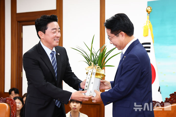 [서울=뉴시스] 김근수 기자 = 조정식 국회의장이 9일 오전 서울 여의도 국회에서 강훈식 비서실장으로부터 이재명 대통령의 축하 난을 전달받고 있다. 2026.06.09. ks@newsis.com