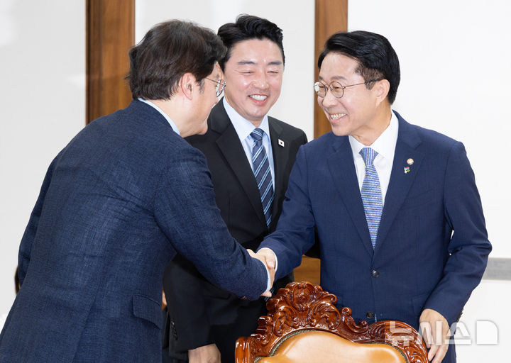 [서울=뉴시스] 김근수 기자 = 조정식 국회의장이 9일 오전 서울 여의도 국회에서 홍익표 정무수석과 인사를 나누고 있다. (공동취재) 2026.06.09. photo@newsis.com