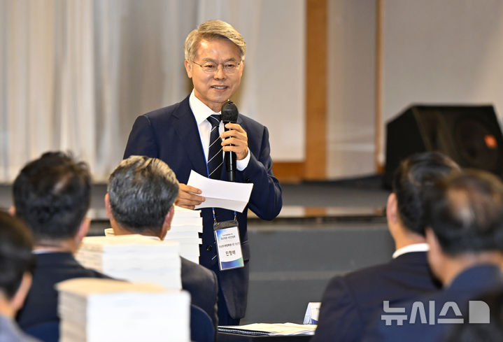 [영암=뉴시스] 박기웅 기자 = 9일 오전 전남 영암군 호텔현대 바이 라한 목포에서 열린 전남광주통합특별시의회 당선의원 사전 간담회에 참석한 민형배 통합특별시장 당선인이 인사말을 하고 있다. 2026.06.09. pboxer@newsis.com